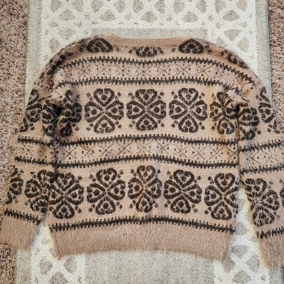 Amichi Fuzzy Sweater - Picture 10 of 10